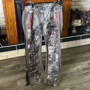Camo pants, size medium, super comfy, worn twice, light